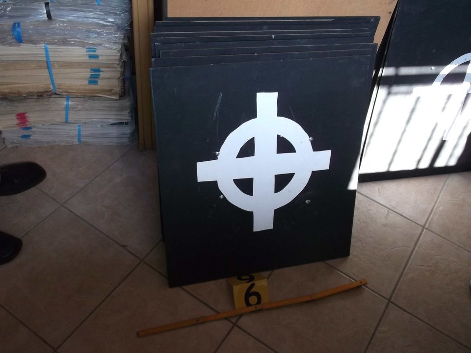 «Ντου» της ΕΛ.ΑΣ. στα γραφεία της Χρυσής Αυγής στο Αγρίνιο - Συνελήφθη αστυνομικός, πρώην φρουρός του Μπαρμπαρούση [εικόνες] | iefimerida.gr 2