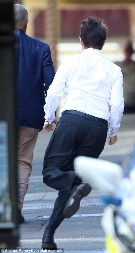 Ενοπλος κρατά ομήρους σε καφέ στο Σίδνεϊ -Υποψίες ότι πρόκειται για τζιχαντιστή τρομοκράτη [εικόνες & βίντεο] | iefimerida.gr 9