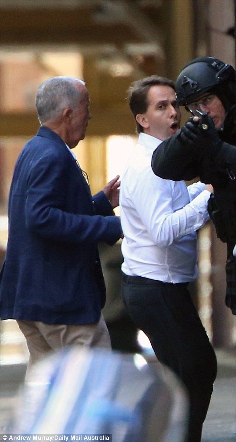 Ενοπλος κρατά ομήρους σε καφέ στο Σίδνεϊ -Υποψίες ότι πρόκειται για τζιχαντιστή τρομοκράτη [εικόνες & βίντεο] | iefimerida.gr 8