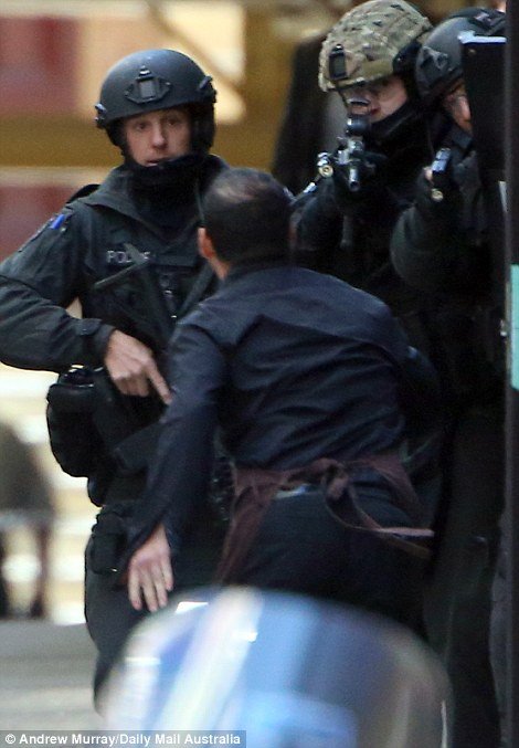 Ενοπλος κρατά ομήρους σε καφέ στο Σίδνεϊ -Υποψίες ότι πρόκειται για τζιχαντιστή τρομοκράτη [εικόνες & βίντεο] | iefimerida.gr 10