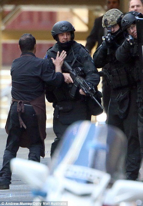 Ενοπλος κρατά ομήρους σε καφέ στο Σίδνεϊ -Υποψίες ότι πρόκειται για τζιχαντιστή τρομοκράτη [εικόνες & βίντεο] | iefimerida.gr 11