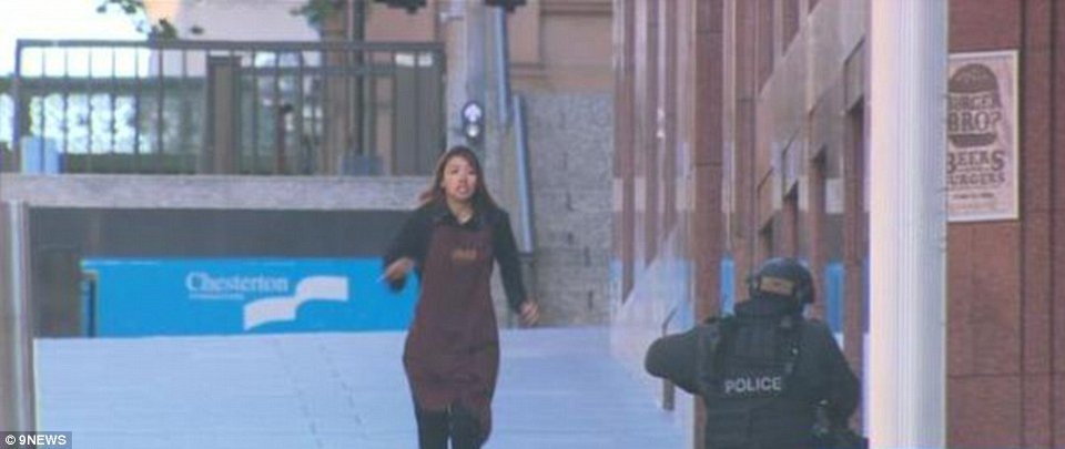 Ενοπλος κρατά ομήρους σε καφέ στο Σίδνεϊ -Υποψίες ότι πρόκειται για τζιχαντιστή τρομοκράτη [εικόνες & βίντεο] | iefimerida.gr 6