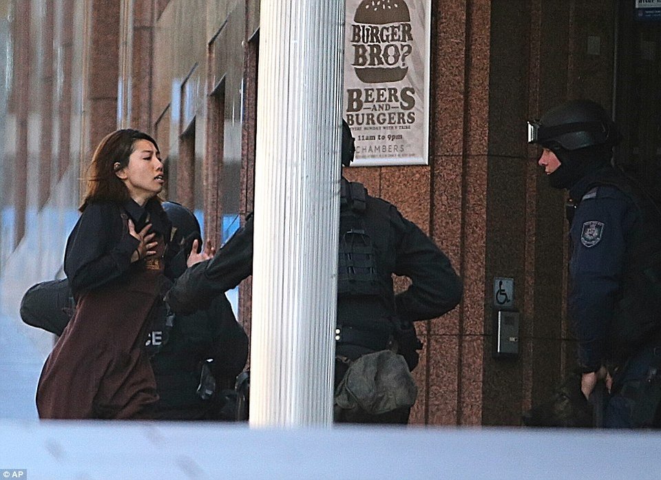 Ενοπλος κρατά ομήρους σε καφέ στο Σίδνεϊ -Υποψίες ότι πρόκειται για τζιχαντιστή τρομοκράτη [εικόνες & βίντεο] | iefimerida.gr 14