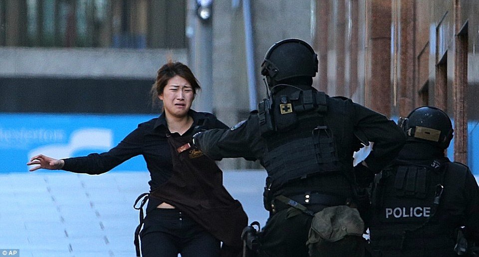 Ενοπλος κρατά ομήρους σε καφέ στο Σίδνεϊ -Υποψίες ότι πρόκειται για τζιχαντιστή τρομοκράτη [εικόνες & βίντεο] | iefimerida.gr 13