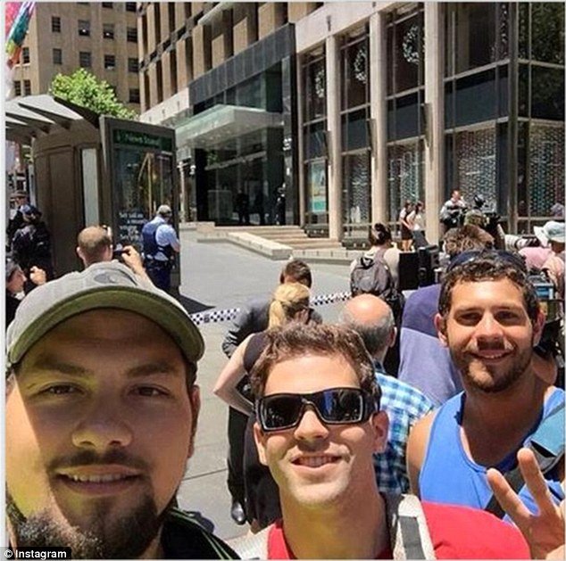  Οι selfies της ντροπής -Φωτογραφίες εκεί που κρατούνται όμηροι [εικόνες] | iefimerida.gr 3