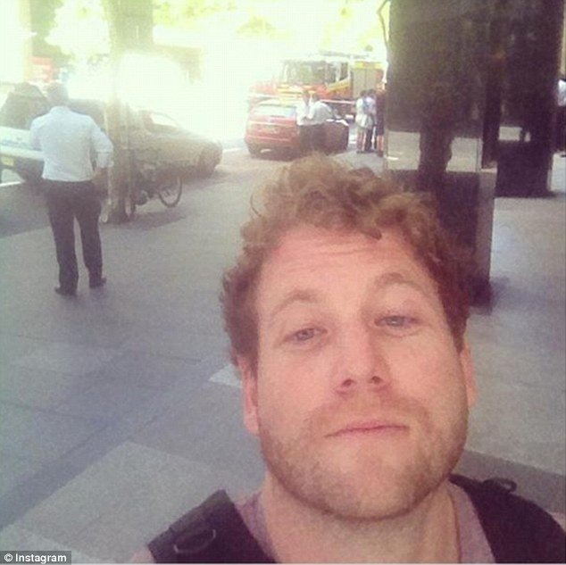  Οι selfies της ντροπής -Φωτογραφίες εκεί που κρατούνται όμηροι [εικόνες] | iefimerida.gr 4