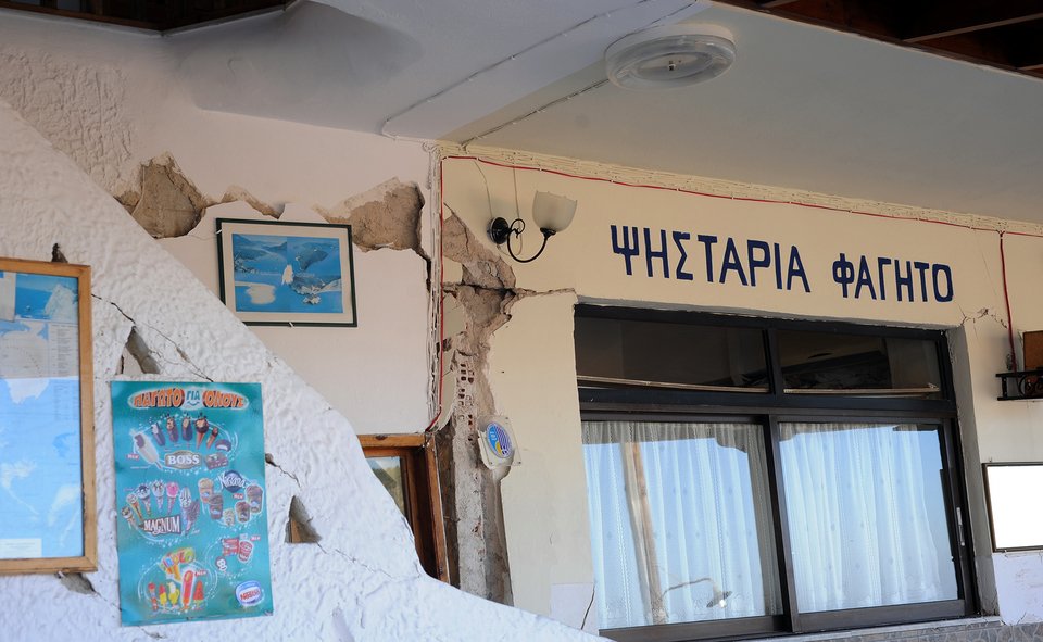 Λευκάδα: Δύσκολη η νύχτα για τους σεισμόπληκτους -Έστησαν σκηνές στις πλατείες των χωριών [εικόνες] | iefimerida.gr 3