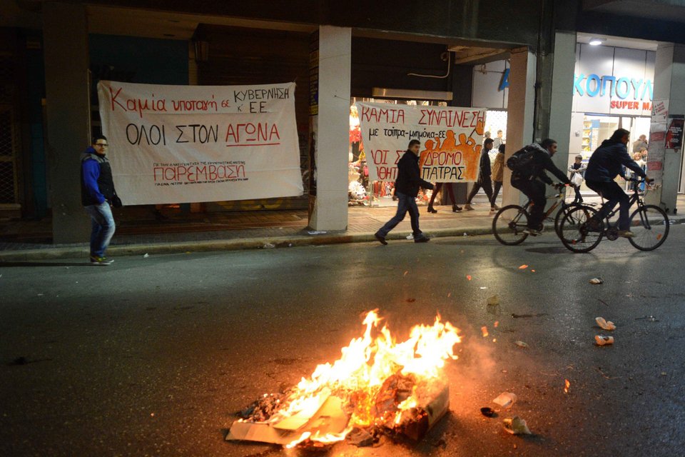Επεισόδια και στην Πάτρα μετά την πορεία των αντιεξουσιαστών -Προκάλεσαν ζημιές σε επιχειρήσεις [εικόνες]  | iefimerida.gr 2