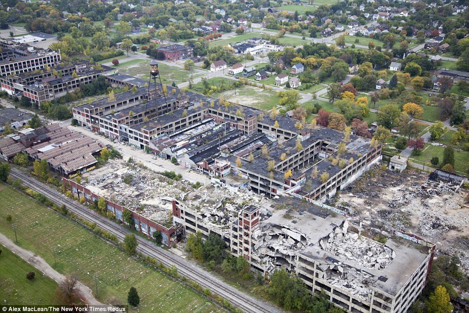 Οι δύο όψεις του Ντιτρόιτ μετά τη χρεοκοπία -Από τη μια ουρανοξύστες και από την άλλη εργοστάσια φαντάσματα και μισορημαγμένα βικτωριανά σπίτια [εικόνες] | iefimerida.gr 8