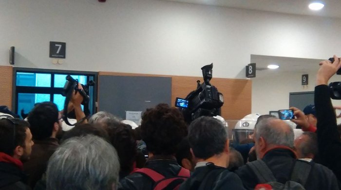 Πλειστηριασμοί πρώτων κατοικιών με ΜΑΤ, χημικά και ξύλο στο Ειρηνοδικείο [εικόνες & βίντεο] | iefimerida.gr 3