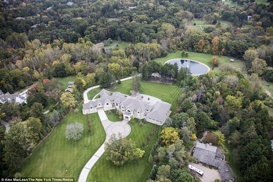 Οι δύο όψεις του Ντιτρόιτ μετά τη χρεοκοπία -Από τη μια ουρανοξύστες και από την άλλη εργοστάσια φαντάσματα και μισορημαγμένα βικτωριανά σπίτια [εικόνες] | iefimerida.gr 2