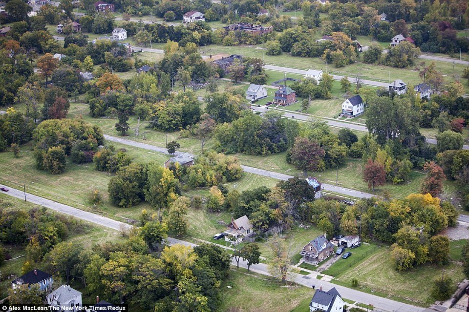 Οι δύο όψεις του Ντιτρόιτ μετά τη χρεοκοπία -Από τη μια ουρανοξύστες και από την άλλη εργοστάσια φαντάσματα και μισορημαγμένα βικτωριανά σπίτια [εικόνες] | iefimerida.gr 5