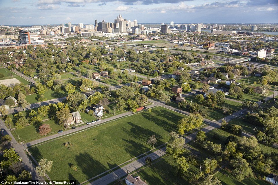 Οι δύο όψεις του Ντιτρόιτ μετά τη χρεοκοπία -Από τη μια ουρανοξύστες και από την άλλη εργοστάσια φαντάσματα και μισορημαγμένα βικτωριανά σπίτια [εικόνες] | iefimerida.gr 1