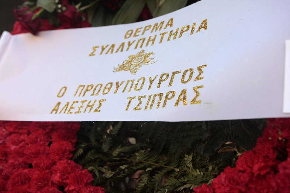 Με μαντινάδες το τελευταίο «αντίο» στον Γιώργο Ξυλούρη – Στεφάνι έστειλε ο Τσίπρας [εικόνες] | iefimerida.gr 6