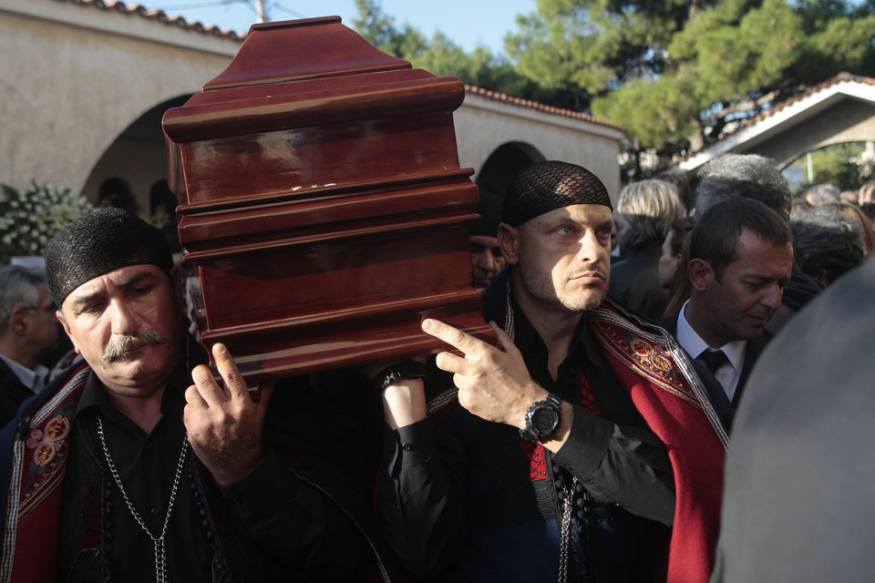 Με μαντινάδες το τελευταίο «αντίο» στον Γιώργο Ξυλούρη – Στεφάνι έστειλε ο Τσίπρας [εικόνες] | iefimerida.gr 5