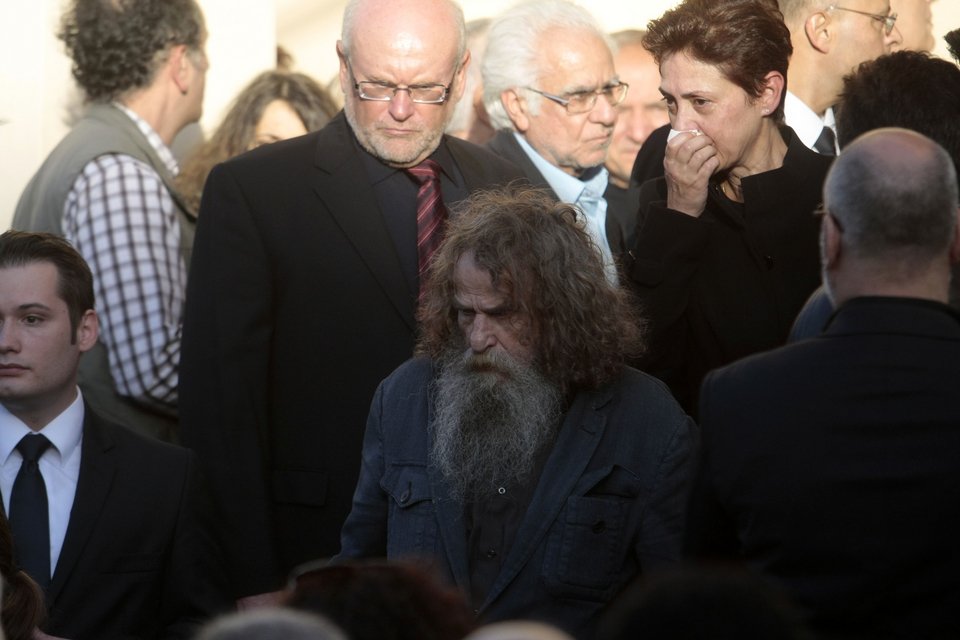 Με μαντινάδες το τελευταίο «αντίο» στον Γιώργο Ξυλούρη – Στεφάνι έστειλε ο Τσίπρας [εικόνες] | iefimerida.gr 4