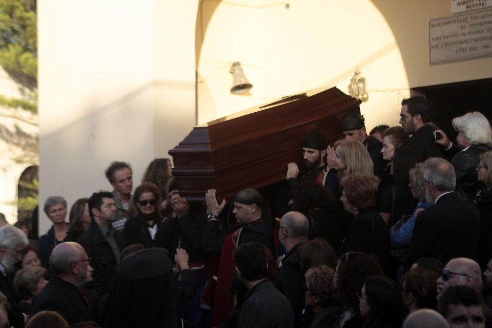 Με μαντινάδες το τελευταίο «αντίο» στον Γιώργο Ξυλούρη – Στεφάνι έστειλε ο Τσίπρας [εικόνες] | iefimerida.gr 3