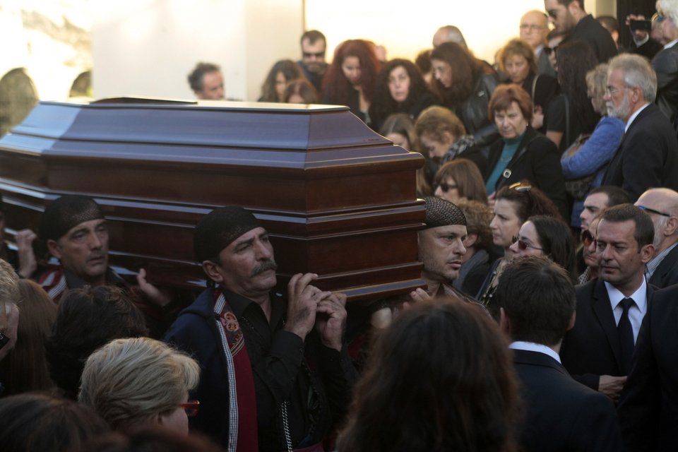 Με μαντινάδες το τελευταίο «αντίο» στον Γιώργο Ξυλούρη – Στεφάνι έστειλε ο Τσίπρας [εικόνες] | iefimerida.gr 2