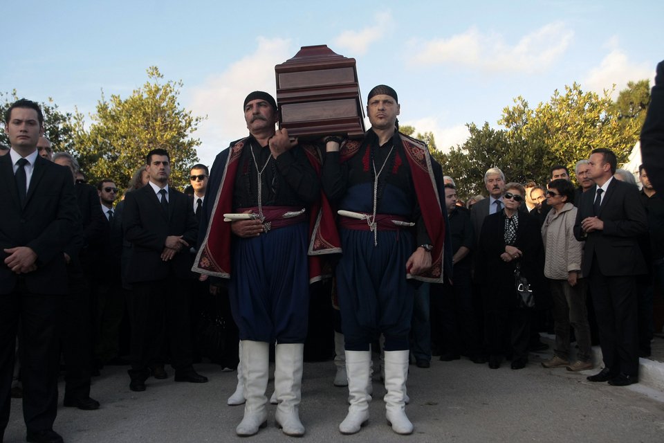 Με μαντινάδες το τελευταίο «αντίο» στον Γιώργο Ξυλούρη – Στεφάνι έστειλε ο Τσίπρας [εικόνες] | iefimerida.gr 1