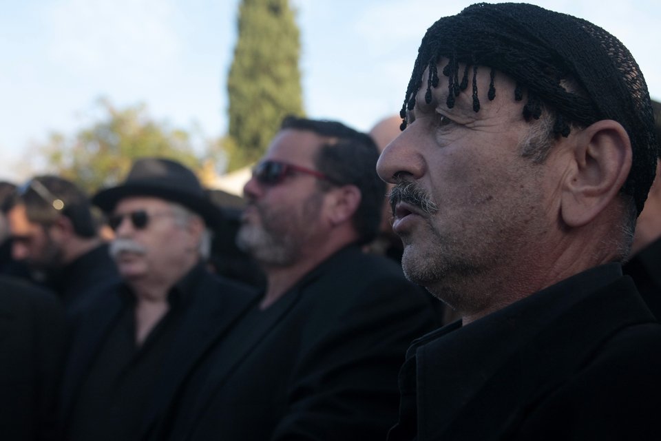 Με μαντινάδες το τελευταίο «αντίο» στον Γιώργο Ξυλούρη – Στεφάνι έστειλε ο Τσίπρας [εικόνες] | iefimerida.gr 0