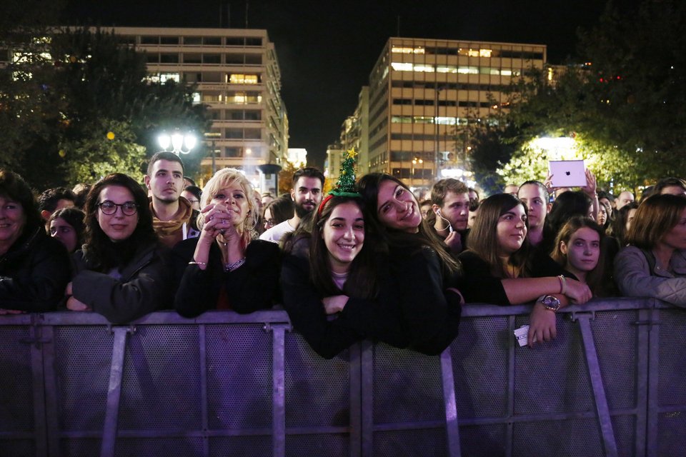   Η Αθήνα «ντύθηκε» χριστουγεννιάτικα – Το λαμπερό δέντρο, τα φωτάκια και ο Σάκης Ρουβάς [εικόνες]  | iefimerida.gr 5