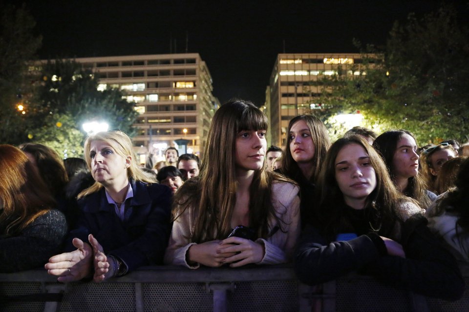   Η Αθήνα «ντύθηκε» χριστουγεννιάτικα – Το λαμπερό δέντρο, τα φωτάκια και ο Σάκης Ρουβάς [εικόνες]  | iefimerida.gr 6