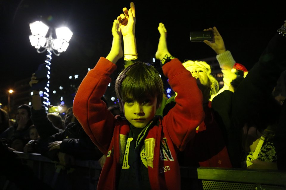   Η Αθήνα «ντύθηκε» χριστουγεννιάτικα – Το λαμπερό δέντρο, τα φωτάκια και ο Σάκης Ρουβάς [εικόνες]  | iefimerida.gr 4