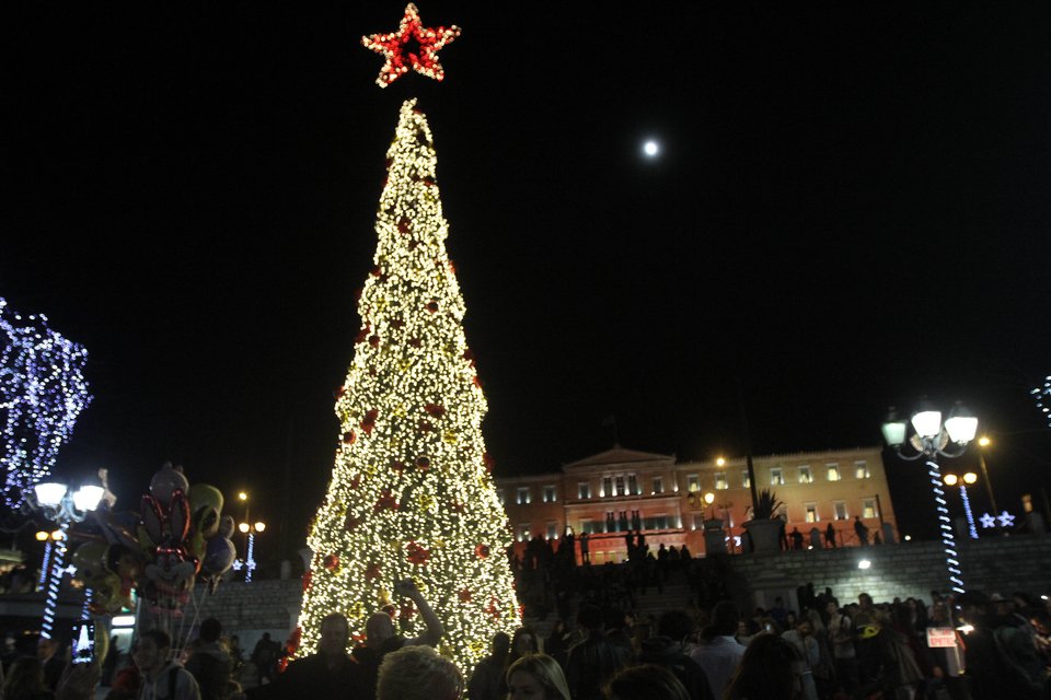   Η Αθήνα «ντύθηκε» χριστουγεννιάτικα – Το λαμπερό δέντρο, τα φωτάκια και ο Σάκης Ρουβάς [εικόνες]  | iefimerida.gr 1