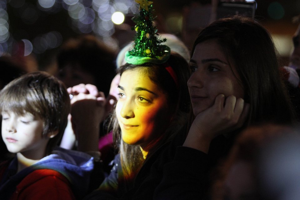   Η Αθήνα «ντύθηκε» χριστουγεννιάτικα – Το λαμπερό δέντρο, τα φωτάκια και ο Σάκης Ρουβάς [εικόνες]  | iefimerida.gr 10