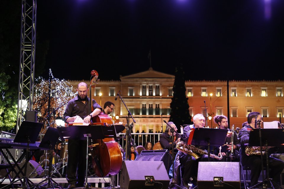   Η Αθήνα «ντύθηκε» χριστουγεννιάτικα – Το λαμπερό δέντρο, τα φωτάκια και ο Σάκης Ρουβάς [εικόνες]  | iefimerida.gr 12