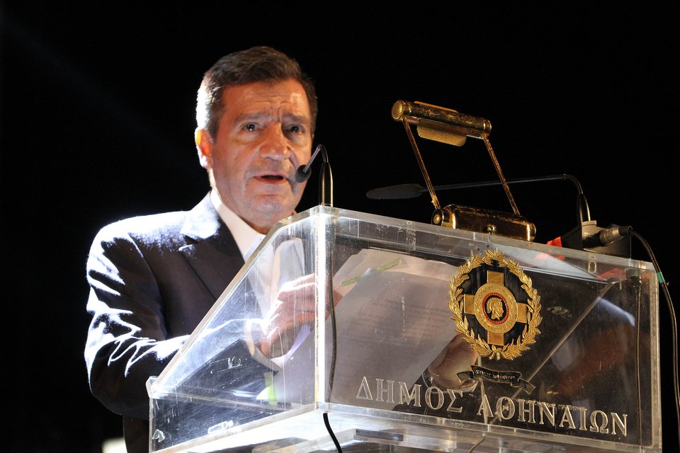   Η Αθήνα «ντύθηκε» χριστουγεννιάτικα – Το λαμπερό δέντρο, τα φωτάκια και ο Σάκης Ρουβάς [εικόνες]  | iefimerida.gr 7