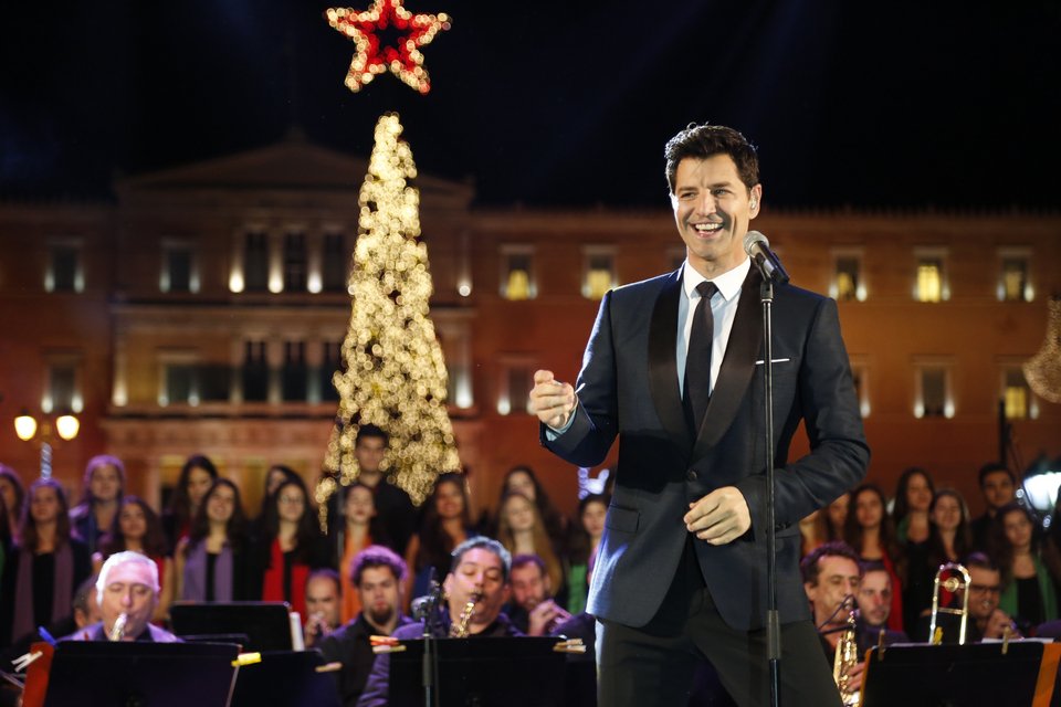   Η Αθήνα «ντύθηκε» χριστουγεννιάτικα – Το λαμπερό δέντρο, τα φωτάκια και ο Σάκης Ρουβάς [εικόνες]  | iefimerida.gr 8