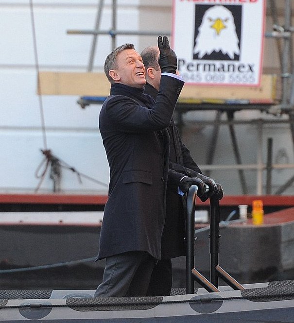 Ο Ντάνιελ Κρεγκ έδειξε την... εκτίμησή του στους παπαράτσι -Τους έκανε χειρονομία [εικόνες & βίντεο] | iefimerida.gr 2