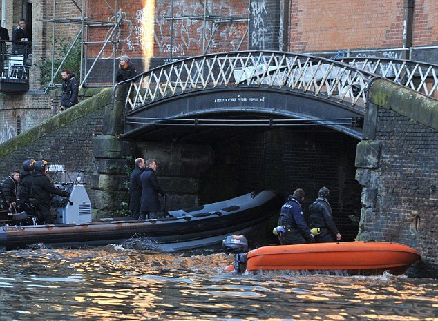 Ο Ντάνιελ Κρεγκ έδειξε την... εκτίμησή του στους παπαράτσι -Τους έκανε χειρονομία [εικόνες & βίντεο] | iefimerida.gr 1
