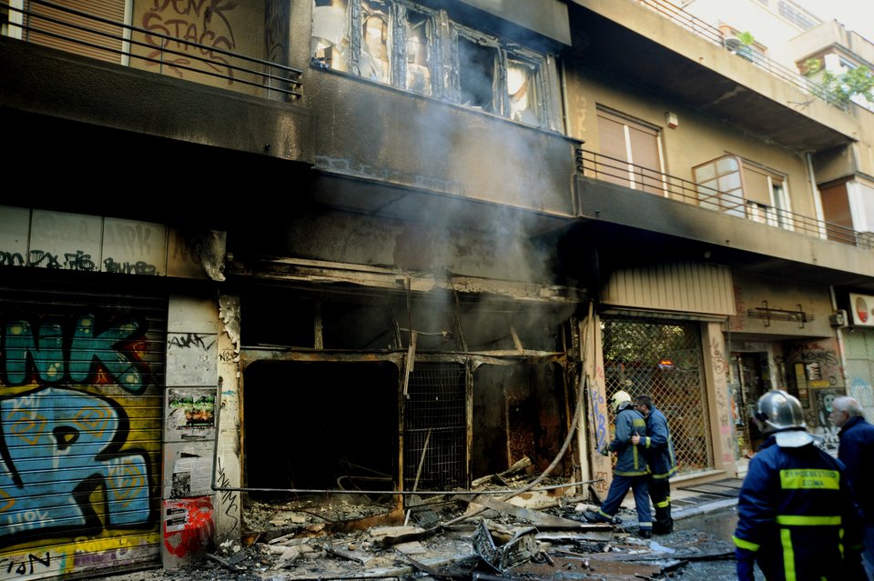Φωτιά σε κατάστημα στα Εξάρχεια -Εσπασαν την τζαμαρία και έριξαν μολότοφ [εικόνες] | iefimerida.gr 4