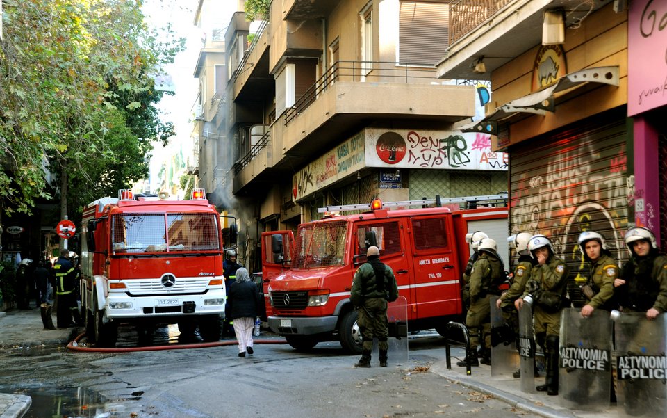 Φωτιά σε κατάστημα στα Εξάρχεια -Εσπασαν την τζαμαρία και έριξαν μολότοφ [εικόνες] | iefimerida.gr 3
