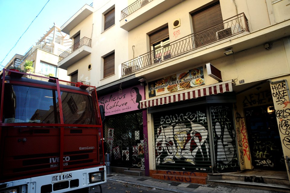 Φωτιά σε κατάστημα στα Εξάρχεια -Εσπασαν την τζαμαρία και έριξαν μολότοφ [εικόνες] | iefimerida.gr 2