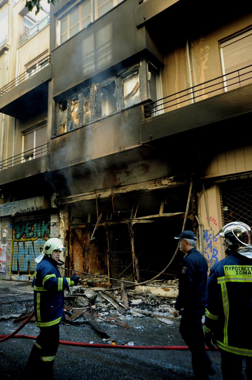 Φωτιά σε κατάστημα στα Εξάρχεια -Εσπασαν την τζαμαρία και έριξαν μολότοφ [εικόνες] | iefimerida.gr 1