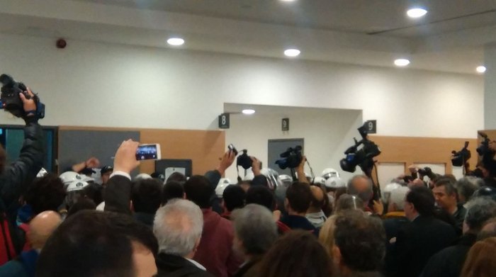 Πλειστηριασμοί πρώτων κατοικιών με ΜΑΤ, χημικά και ξύλο στο Ειρηνοδικείο [εικόνες & βίντεο] | iefimerida.gr 2