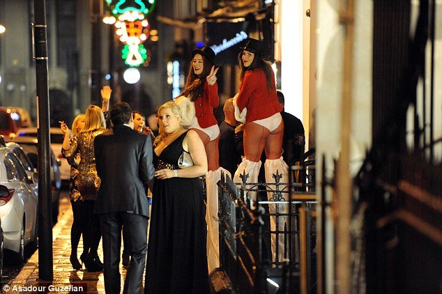 Οι Βρετανοί ξανά εκτός ελέγχου: Μαζεύουν τα... συντρίμμια τους από τα Χριστουγεννιάτικα πάρτι [εικόνες] | iefimerida.gr 3