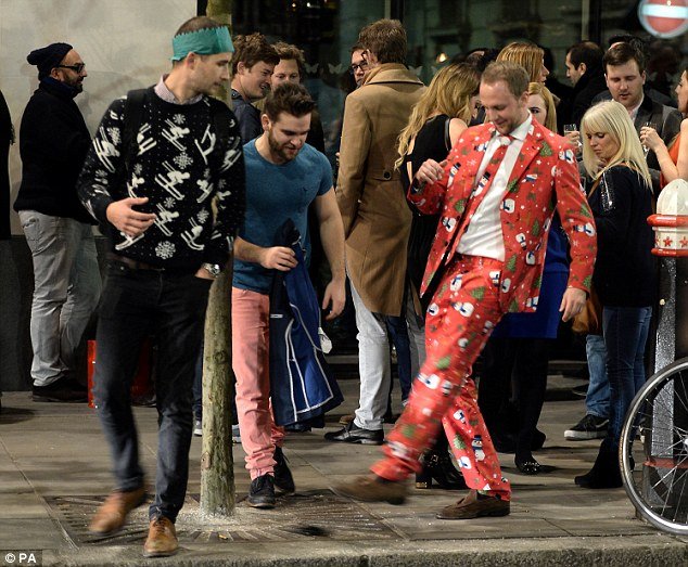 Οι Βρετανοί ξανά εκτός ελέγχου: Μαζεύουν τα... συντρίμμια τους από τα Χριστουγεννιάτικα πάρτι [εικόνες] | iefimerida.gr 5