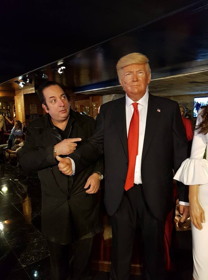 Κιτς χλιδή, μεταξωτές ρόμπες, ακριβές σαμπάνιες και γούστα, στο Facebook του «χρυσού» Ριχάρδου [εικόνες] | iefimerida.gr 14