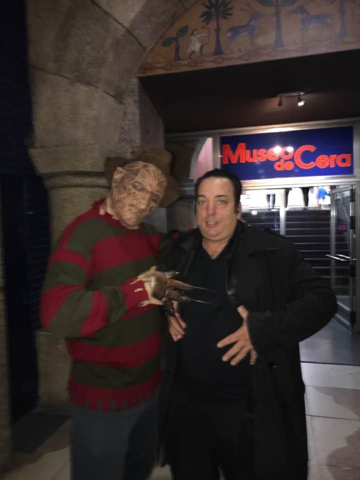 Κιτς χλιδή, μεταξωτές ρόμπες, ακριβές σαμπάνιες και γούστα, στο Facebook του «χρυσού» Ριχάρδου [εικόνες] | iefimerida.gr 16