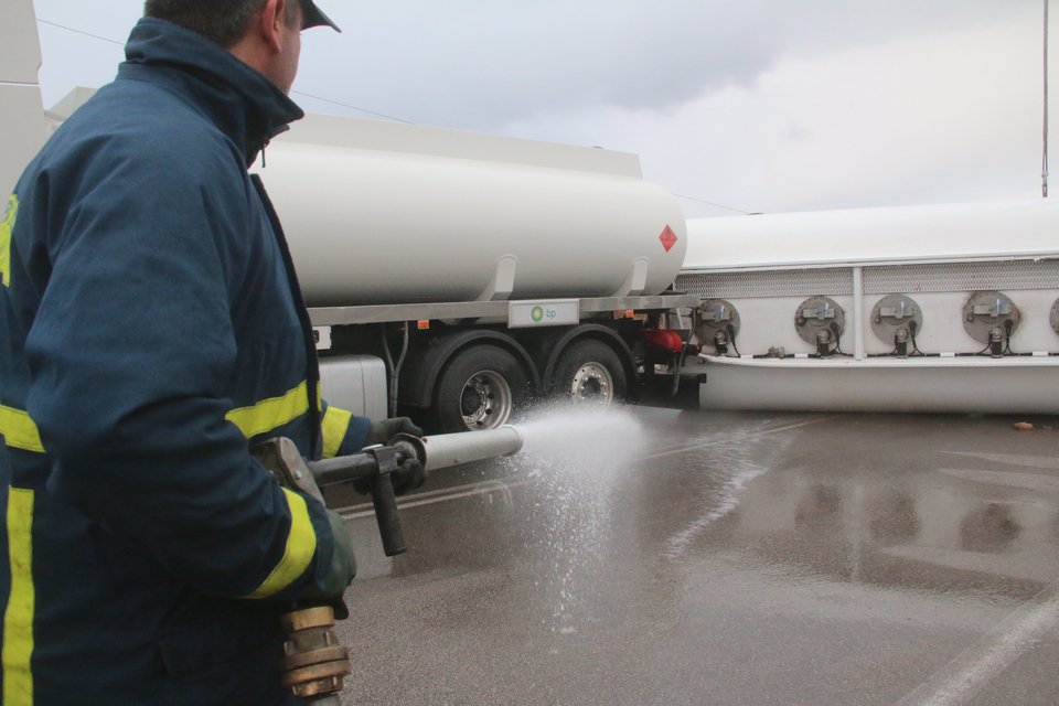 Ναύπλιο: Ανατράπηκε νταλίκα φορτωμένη με καύσιμα [εικόνες]  | iefimerida.gr 4