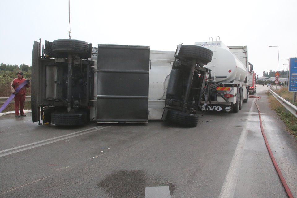 Ναύπλιο: Ανατράπηκε νταλίκα φορτωμένη με καύσιμα [εικόνες]  | iefimerida.gr 3