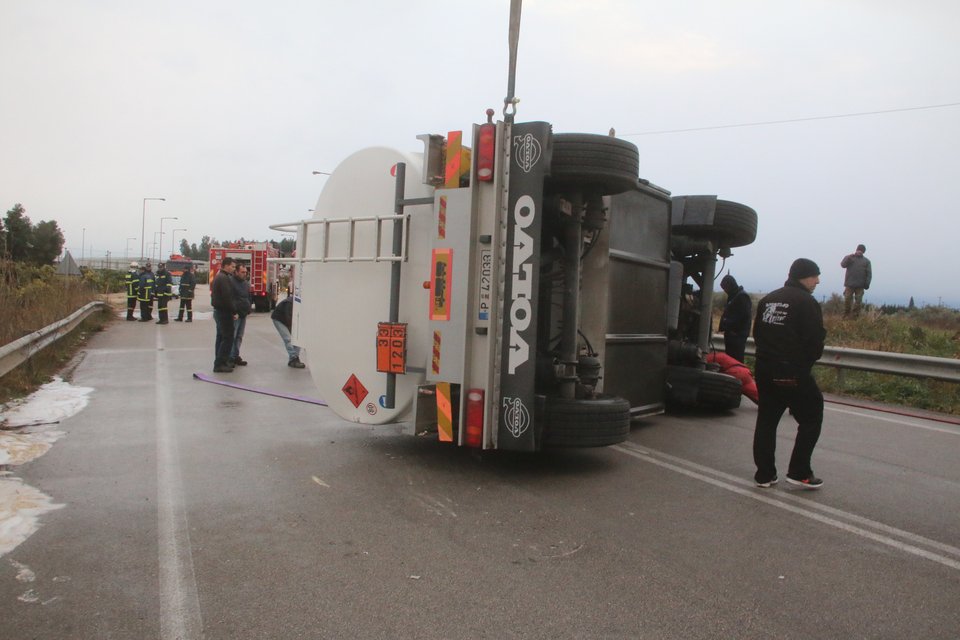 Ναύπλιο: Ανατράπηκε νταλίκα φορτωμένη με καύσιμα [εικόνες]  | iefimerida.gr 2