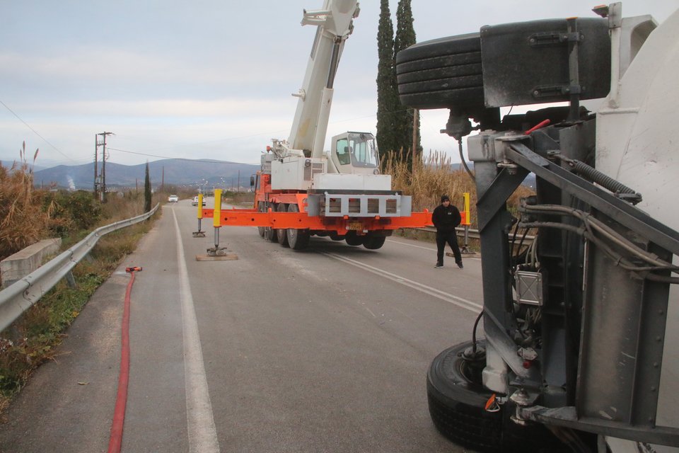 Ναύπλιο: Ανατράπηκε νταλίκα φορτωμένη με καύσιμα [εικόνες]  | iefimerida.gr 1