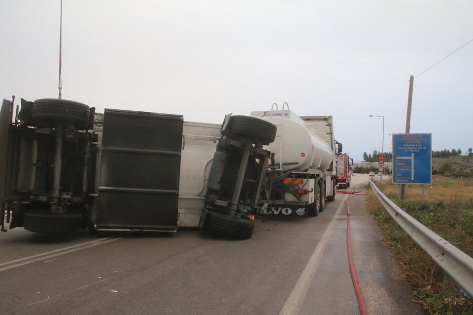 Ναύπλιο: Ανατράπηκε νταλίκα φορτωμένη με καύσιμα [εικόνες]  | iefimerida.gr 0