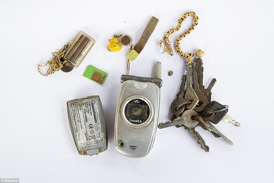 Ολα όσα βρέθηκαν στις λάσπες -Τα πράγματα των νεκρών του τσουνάμι του 2004 [εικόνες] | iefimerida.gr 2