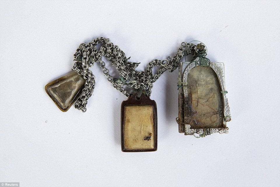 Ολα όσα βρέθηκαν στις λάσπες -Τα πράγματα των νεκρών του τσουνάμι του 2004 [εικόνες] | iefimerida.gr 9